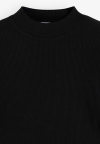 Musta ribbed neulepaita korkealla kaula-aukolla. Ominaisuuksiin kuuluu tekstuuripinta, jossa on pystysuuntaisia viivoja ja istuva siluetti.