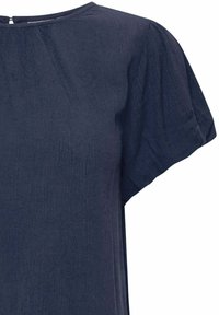 Blusa blu navy con maniche a palloncino corte, tessuto testurizzato, scollo a girocollo e leggero luccichio. Dettaglio di chiusura sul retro con bottoni.