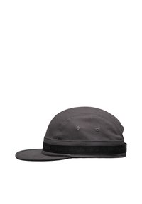 Grijze pet met een ronde kroon en een platte rand. Voorzien van een gestructureerde zwarte band met een reliëf merklogo. Gemaakt van duurzame stof, minimale details.