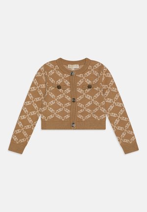 Brauner kurzer Cardigan mit weißem Kettenmuster, rundem Ausschnitt, langen Ärmeln, vorderen Knöpfen und zwei kleinen Taschen mit Knopfverschluss.