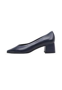 Pompe en cuir bleu marine avec un bout pointu et un talon bloc de hauteur moyenne. Texture lisse et design minimaliste sans embellissements visibles.