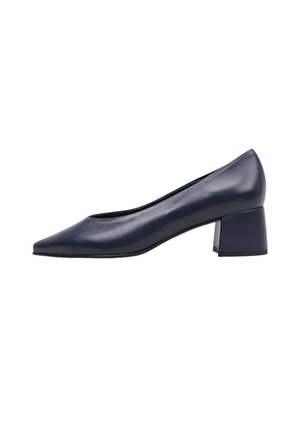 Zapato de tacón de piel azul marino con punta afilada y un tacón cuadrado de altura media. Textura suave y diseño minimalista sin adornos visibles.