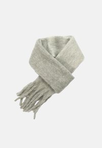 Miękki, jasnoszary, dziergany szalik z frędzlami na jednym końcu, złożony na płasko na jednolitym białym tle.
