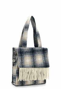 Taschen aus Wollmischung mit einem karierten Muster in Marineblau und Creme, ausgestattet mit einem fransigen Deckel und einer silberfarbenen Hardware-Akzent an der Seite.