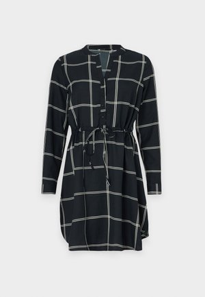 Vestido negro con un patrón de cuadrícula en blanco, mangas largas, cierre frontal con botones y una cintura con cinturón para un ajuste ajustable. Textura de tela suave.