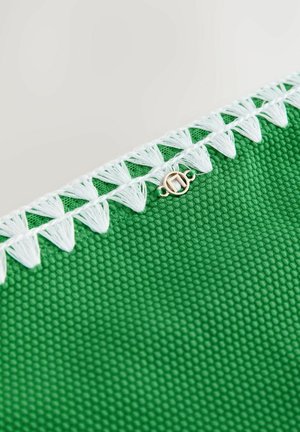 Grön, texturerad tygväska med vita broderade detaljer längs toppen och en liten guldmetall detalj i mitten.