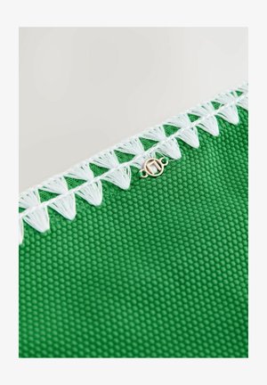 Bolsa de tela texturizada verde con acentos bordados en blanco en la parte superior y un pequeño detalle de metal dorado en el centro.