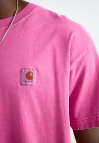 Carhartt WIP NELSON  - T-shirts basic - magenta garment dyed