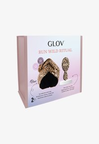 Il set GLOV Run Wild Ritual include un asciugamano avvolgente per capelli a doppia faccia con stampa leopardata e una lima per piedi in vetro nano, presentati in una scatola rosa pastello.