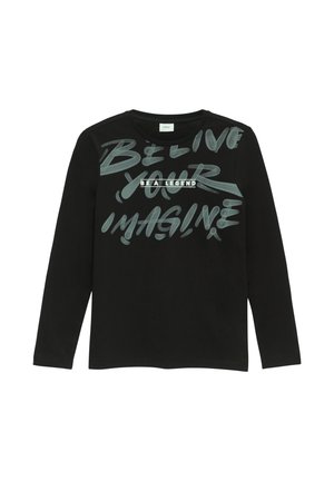 Schwarzes Langarmshirt mit grauem Text "VERTRAUE DEINER VORSTELLUNG" und weißen Blockbuchstaben, die "SEI LEGENDÄR" auf der Brust schreiben.