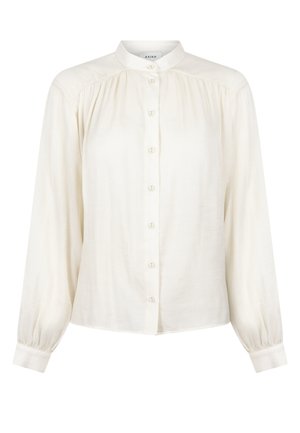 Witte blouse met lange mouwen en een Mandarin-kraag, knoopsluiting aan de voorkant, elastische manchetten en subtiele verticale ribbeltextuur.