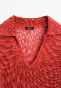 Rode gebreide trui met een V-hals en een kraag, met een losse, open weeftekstuur. Etiket vermeldt "Massimo Dutti, Made in Spanje."