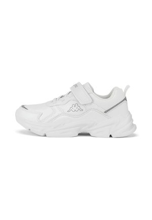Witte sportsneaker met dikke zool, klittenbandsluiting, veters aan de voorkant en logo aan de zijkant, in profiel weergegeven op een witte achtergrond.