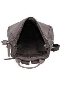 Borsa a tracolla in pelle marrone con fodera in tessuto trapuntato. Interno spazioso con una tasca con zip e una chiusura con zip robusta. Design compatto.