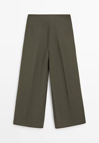 Oliven grønne vidde-ben bukser med baglommer med kant, synlige sømme og høj talje, lagt fladt på en hvid baggrund.