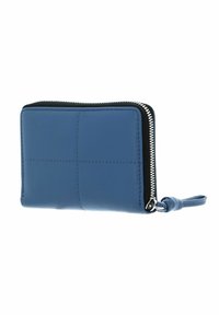 Portefeuille en cuir bleu avec fermeture éclair, forme rectangulaire, texture lisse et accents cousus. Comprend une sangle de poignet et une doublure noire contrastante.