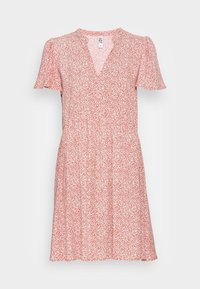 Rotes Blumenkleid mit kurzen Ärmeln, V-Ausschnitt und taillierter Passform. Hergestellt aus leichtem Stoff mit einem kleinen, verstreuten Muster aus weißen Blumen.