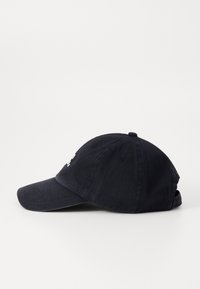 Sötétkék baseball sapka, pamutból készült, ívelt karimával, hímzett logóval elöl, hátsó állítható pánttal és hatpaneles kialakítással.