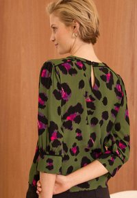 Love & Roses ANIMAL TIPPED CREW NECK LONG SLEEVE PETITE - Palaidinė - khaki animal