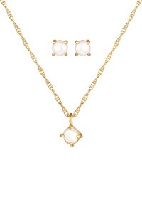 Set di gioielli in tono oro composto da una collana con catena attorcigliata e un pendente rotondo in pietra bianca, accompagnato da orecchini a perno abbinati.
