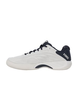 Chaussure de sport K-Swiss blanche et bleu marine avec semelle texturée, lacets noirs et marquage à l'arrière du talon, présentée de côté sur fond blanc.