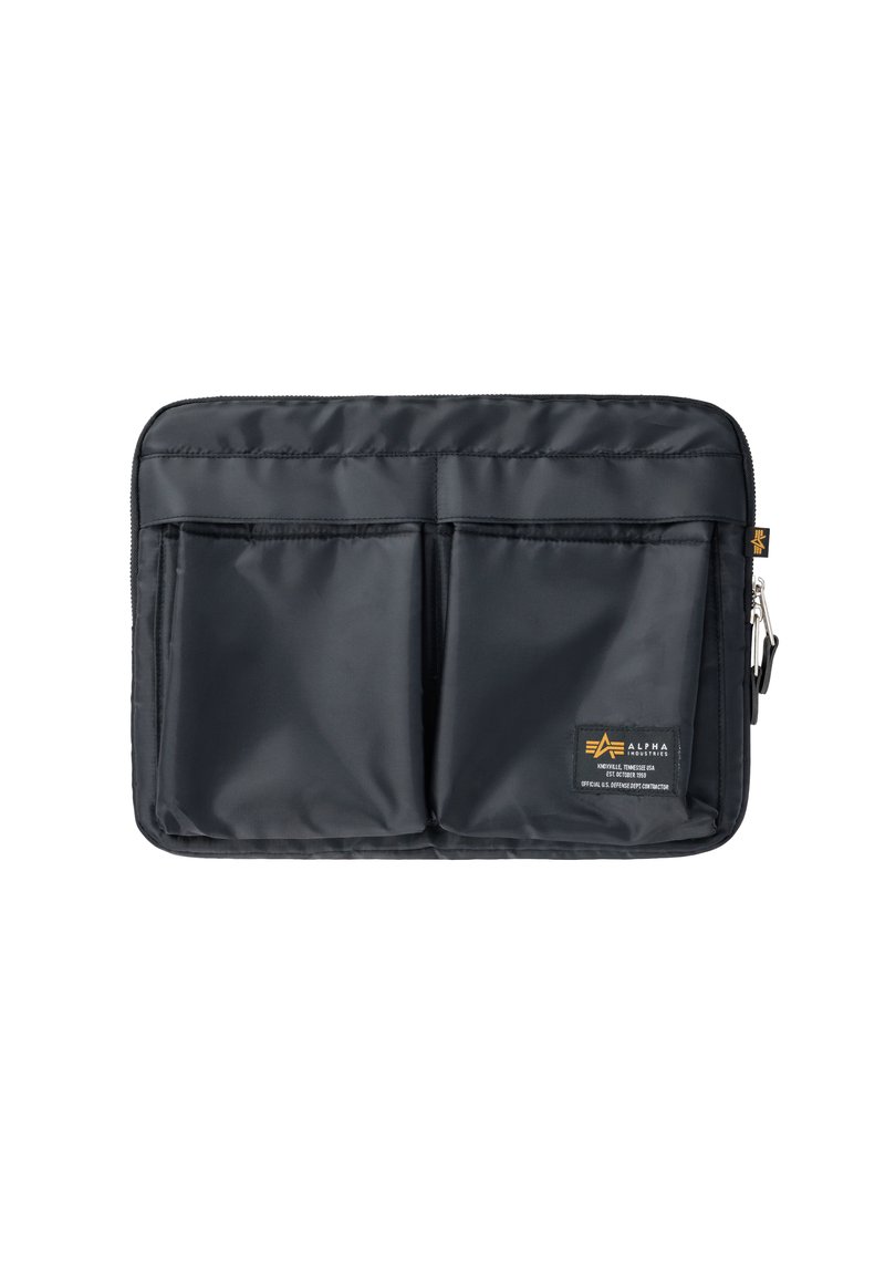 Zwarte nylon laptoptas met dubbele voorzakken, ritsluiting en een merkembleem. Glad van textuur, rechthoekige vorm en eenvoudig ontwerp.