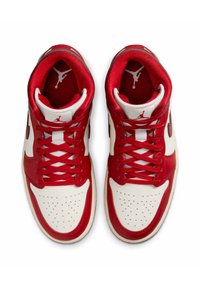 Sneaker alte in pelle rossa e bianca. Punta con fori, lacci rossi a contrasto e logo Jordan sul linguetta e sul pannello laterale.