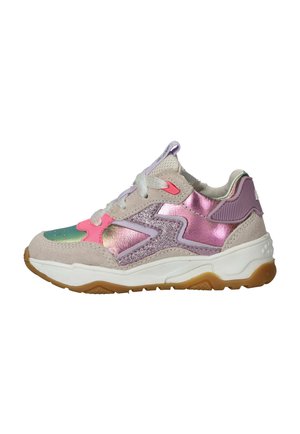 Dikke sneaker met witte zool, beige suède, iriserende roze en groene panelen, paarse accenten en witte veters.