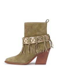 Botine din suede verde măsliniu, cu toc înalt din lemn stratificat, prezentând o bandă decorativă împletită și ciucuri suspendați. Design cu vârf ascuțit.