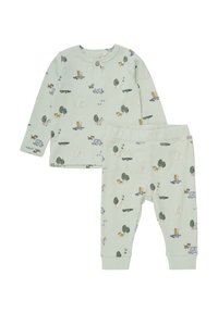 Pyjamasset i ljusgrön ribbad tyg. Långärmad topp med knappdetalj, prydd med djur- och trämönster; matchande byxor med elastisk midja.