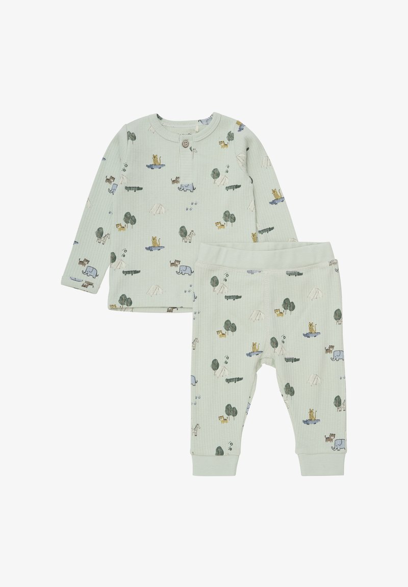 Pyjama set in lichtgroene ribbelstof. Top met lange mouwen en knoopdetail, voorzien van patronen van dieren en bomen; bijpassende broek met elastische tailleband.