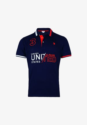 Camiseta polo azul marino con acentos en rojo y blanco, que presenta un cuello, un logotipo bordado y texto que dice "TEAM USPA ESTADOS UNIDOS".