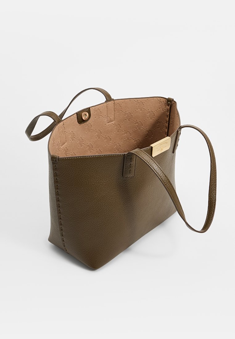Bolso tote de cuero verde oliva con un exterior texturizado, correa de hombro ajustable y un interior suave beige con un patrón sutil.