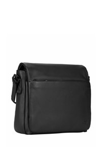 Sac messager en cuir noir avec rabat, bandoulière réglable, poche avant et design minimaliste. Texture lisse et détail de marque subtil.