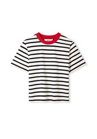 Camiseta blanca de manga corta con rayas horizontales negras y un cuello redondo rojo en contraste, extendida sobre un fondo blanco.