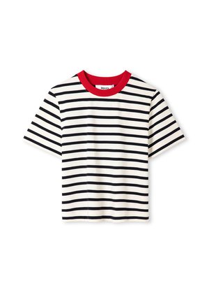 Witte T-shirt met korte mouwen, voorzien van zwarte horizontale strepen en een contrasterende rode ronde halslijn, plat gelegd op een witte achtergrond.