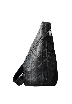 Sac bandoulière en cuir noir embossé de motifs géométriques avec une fermeture éclair diagonale, équipé d'une sangle ajustable et du logo Calvin Klein.