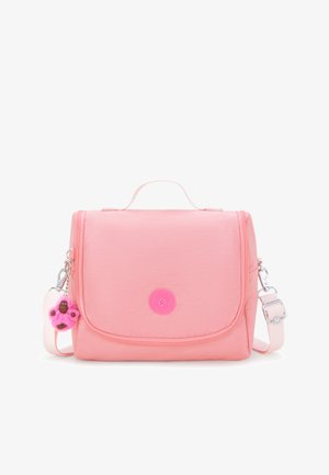 Rosa Stoffumhängetasche mit Klappe, einem oberen Griff, einem verstellbaren Schulterriemen und einem dekorativen Schlüsselanhänger mit einer kleinen Plüschfigur.