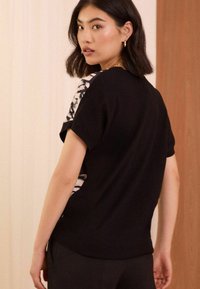 Love & Roses SHORT SLEEVE  REGULAR FIT - Marškinėliai su spaudiniu - black