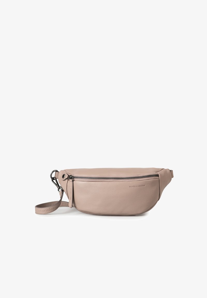 Marsupio in pelle di un beige chiaro con chiusura a zip e tracolla regolabile. Caratterizzato da una texture liscia e un design minimalista.