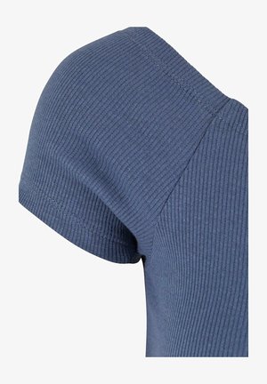 Haut à manches courtes côtelé bleu foncé avec un col rond et une texture douce, présentant un design d'épaule sans couture.