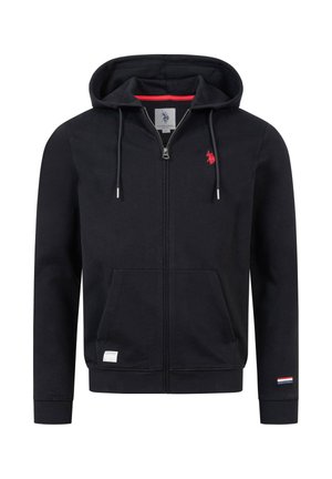Schwarzer Kapuzenpullover mit Reißverschluss, Fronttaschen, Kordelzug, rotem Logo auf der Brust und kleinem Flaggen-Detail am linken Ärmelbündchen.