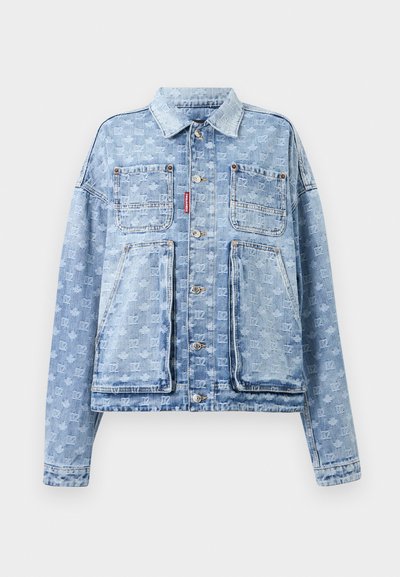 Veste en jean bleu clair avec motif embossé intégral, boutonnage sur le devant, quatre poches plaquées avant et col pointu.