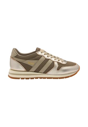 Beige en taupe lage sneaker met mesh- en lederen panelen, veterluiting vooraan, gestreepte zool en rubberen buitenzool.