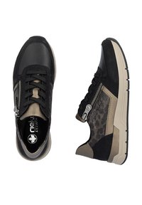 Paire de baskets noires et taupe à lacets avec fermetures éclair latérales et détails imprimé léopard, présentée de dessus et de côté sur fond blanc.