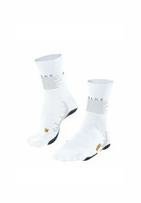 Calzini sportivi bianchi con bordo a costine, suola nera e logo dorato. Presentano separazione delle dita e un design a strisce sul polsino.