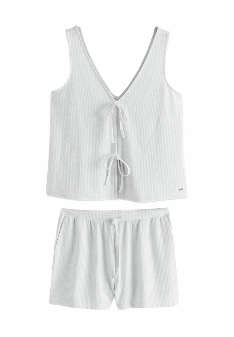Ljusgrå ribbad lounge-set som består av en ärmlös topp med V-ringning och knyt-detaljer, i kombination med shorts med elastisk midja.