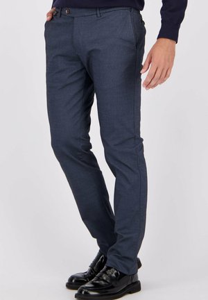 Marineblauwe op maat gemaakte broek van een gestructureerde stof, met een platte voorkant, riemlussen en een slim fit ontwerp.