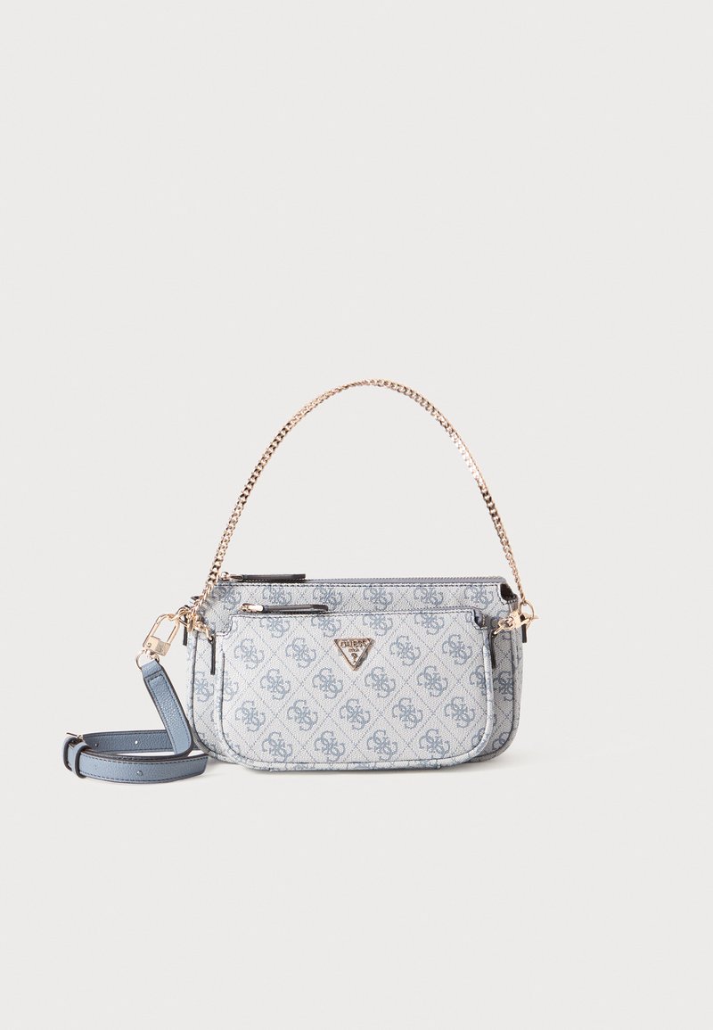 Blaue Handtasche mit Muster, goldener Kette und Ledertrageriemen, mit einem Reißverschluss und Logo-Akzent auf der Vorderseite. Kompakte rechteckige Form.