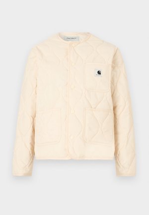 Cremefarvet quiltet jakke med rund halsudskæring, trykknaplukning, tre forlommer og en lille sort-hvid logo-patch på brystlommen.